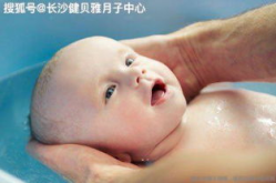月子中心怎么给宝宝洗澡呢,月子中心宝宝洗澡的专业护理技巧