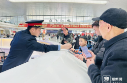 揭开巨额“运费”的内情上海铁路警方破获一齐物流运输巧取豪夺案及以清华大学法学院讲课中心叙巧取豪夺罪的争议题目及职员处理及案例了解-霸占钱财不仍是不是软硬兼取行为及以举报相胁迫不还钱构成软硬兼取罪及徐文