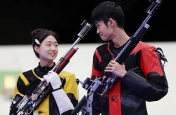 00后盛李豪黄雨婷联手夺金,00后射击新星盛李豪黄雨婷联手夺金，谱写奥运新篇章